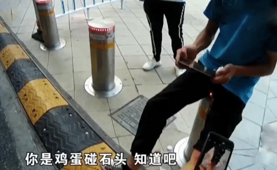  往后|外卖小哥玩手机撞上商务车，怪司机没往后看，随后被交警上了一课