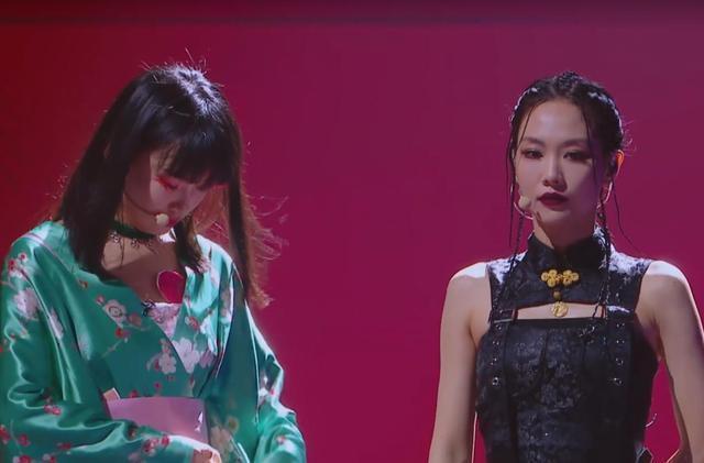 王智|王霏霏劈叉动作撞车王智,王智都看懵了,这个临场反应彰显情商