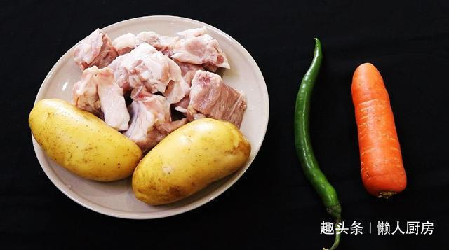 辣酱|想吃肉了,做了一道土豆炖排骨,配上韩式辣酱,太下饭了