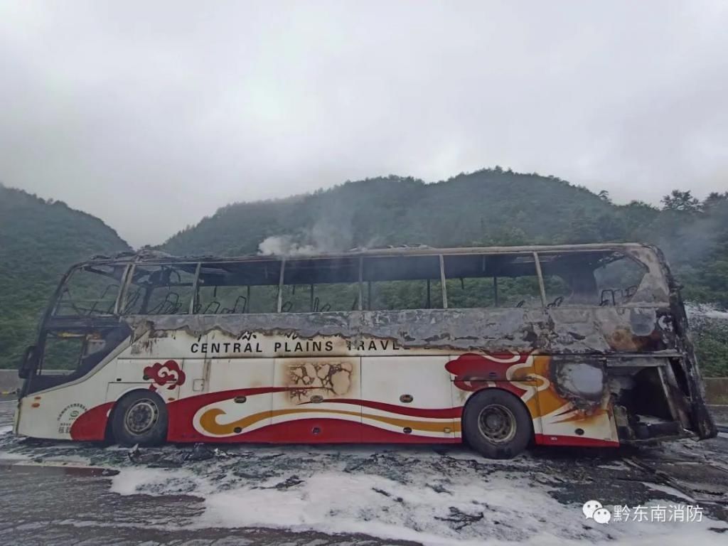  高速|载客52人！大客车贵州高速上突然起火，司机一个动作救了全车人！