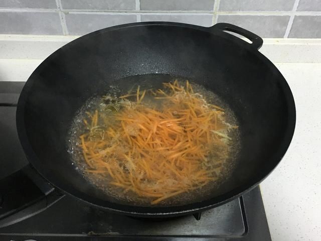 爽口|鸡胸肉这样凉拌才好吃,酸辣爽口,丝丝入味,做法还特简单