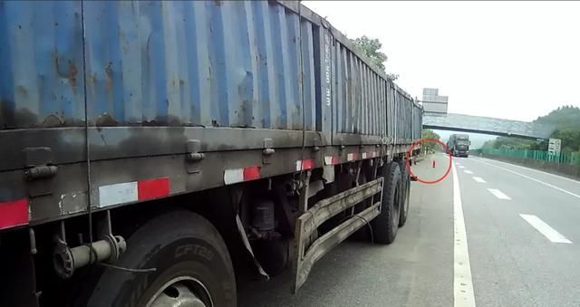  动作|一个动作关乎生死！车辆突发故障，用灭火器当三角警示牌？高速上这些动作会致命！