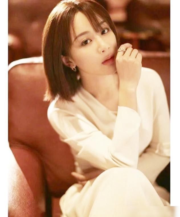 白色|杨紫参加完百花奖后，白色工装连体裤出镜，干净利落！