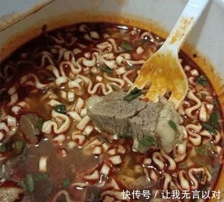 泰国|小伙在泰国旅游买了桶方便面,打开包装后感动不已
