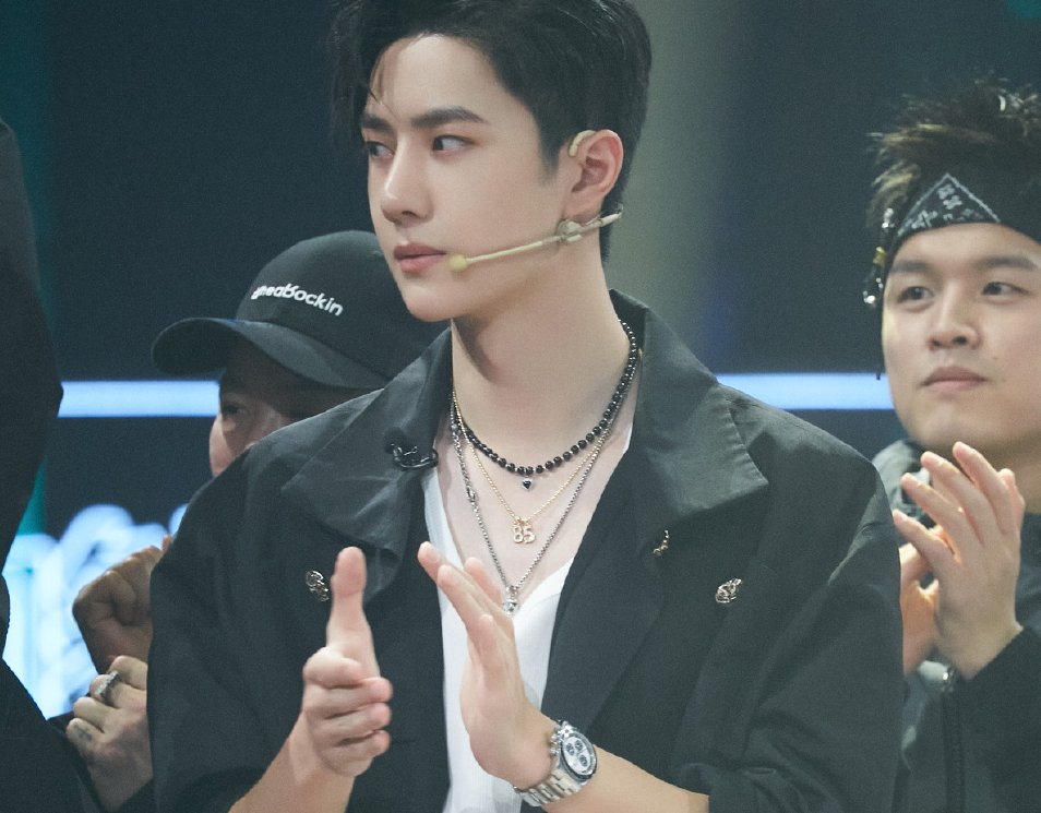  兴起|《街舞3》彩排，王一博上蹿下跳玩得兴起，摆pose暴露腿毛