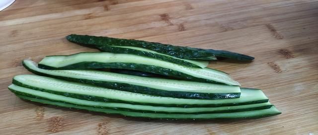  吃不完|巧用三伏天把吃不完的黄瓜晒成干，留着冬天炒肉吃，又香又脆