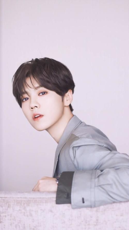  人员|鹿晗街头遭遇小学生狂热猛拍，安保人员拦都拦不住！