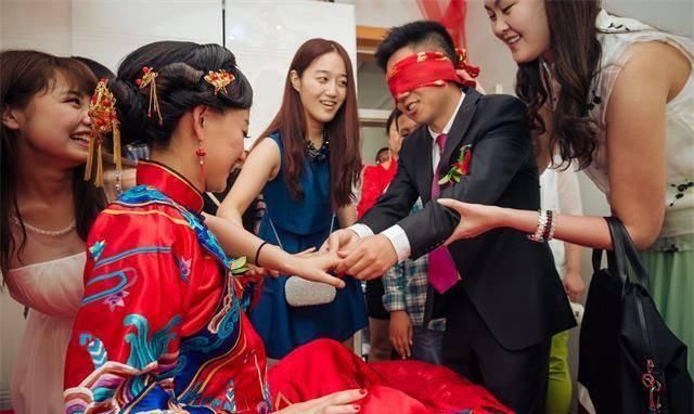 婚姻|接亲时，新娘索要8.8万开门费，说开门红，新郎连问三句转身离去