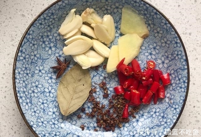 此个|腌辣椒不要只放盐了,学会此个秘制腌法,香辣美味,比吃肉还香
