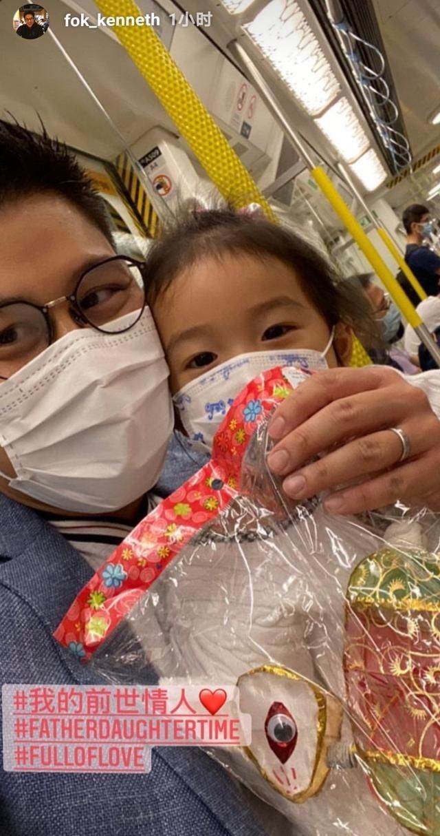 霍中曦|霍启刚带长女坐地铁并深情表白，霍中妍秀地铁卡绿色出行笑眼弯弯