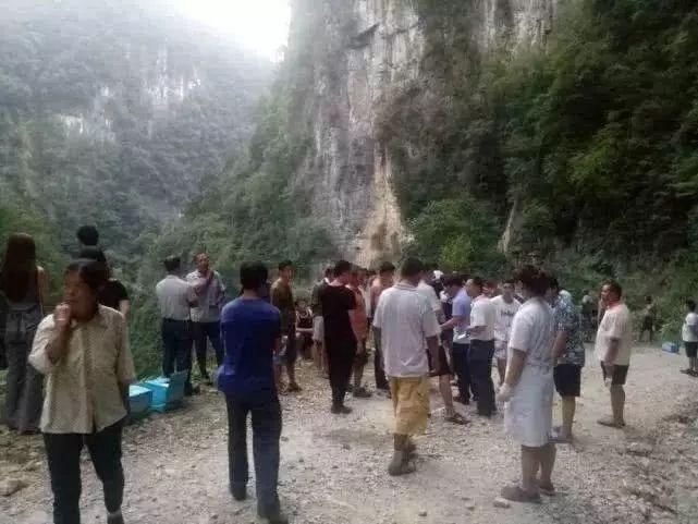  夫妇|揪心！一对年过半百的驴友夫妇，驾车冲下40米高瀑布