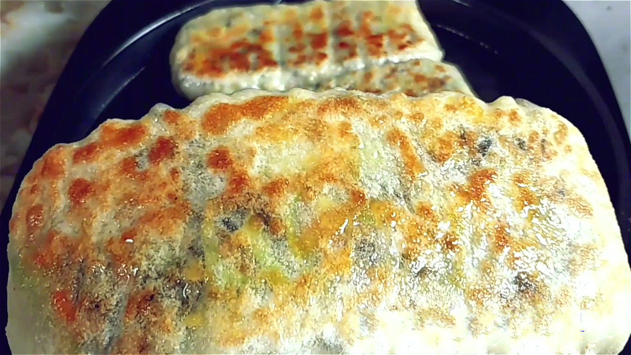 做成|入秋后,多吃点西葫芦,做成馅饼真香,做法简单,出锅皮软馅香