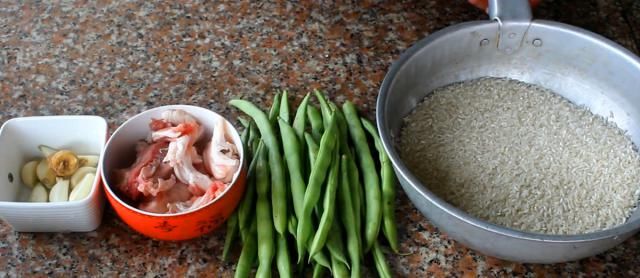  焖饭|大厨教你用豆角做懒人焖饭，简单又美味，看得流口水