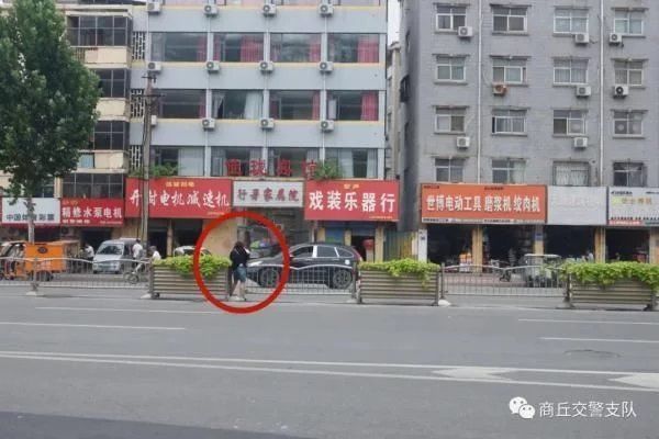 环境|看看都有那些人在破坏文明交通环境、你是否也在其中?