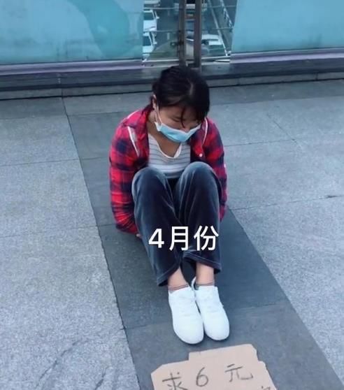 坐车|女孩天桥上乞讨“求6元坐车回家”，路人：3年还没凑齐6元？
