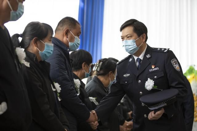 群众|为保护群众壮烈牺牲 数千人含泪送别好民警张树伟