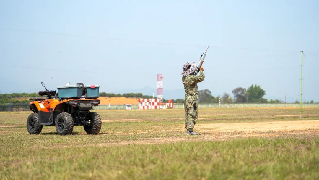 热热热！地表温度57℃?，感受地勤兵的“炎”值担当