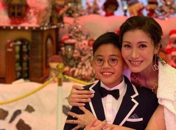 嘲没|最美港姐李嘉欣晒儿子近照！圆镜框大板牙太土，被嘲没遗传到妈妈！