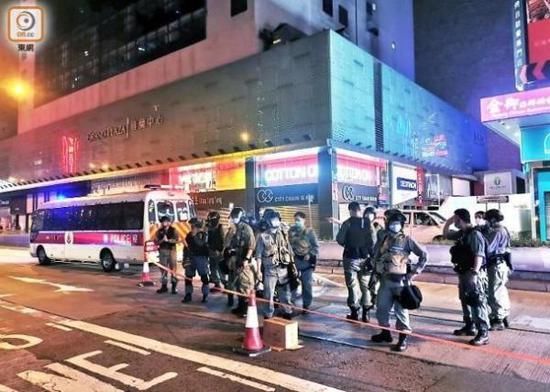 汽油弹|香港男子涉纵火烧警车持有疑似汽油弹 申请保释被拒