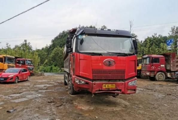  经验|艺高人胆大，货车两个前轮都没了仍在行驶 司机：凭借多年开车经验应该没事