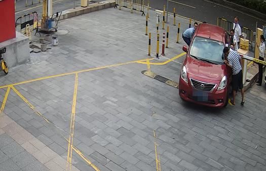  女子|危急！轿车失控，顺德一女子被夹晕