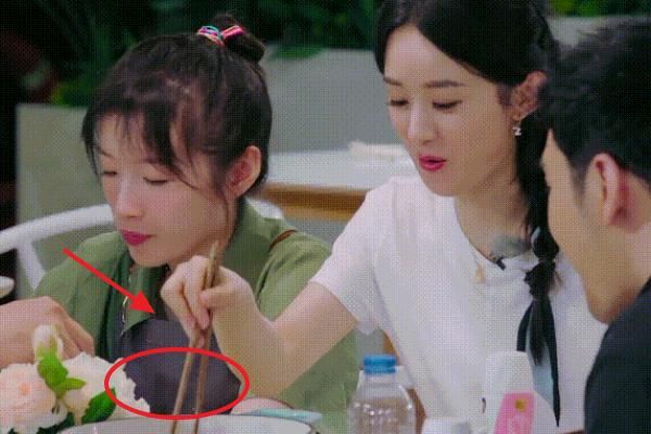  中餐厅|中餐厅赵丽颖吃饭扒拉菜，被批不礼貌？网友：这锅节目组剪辑背