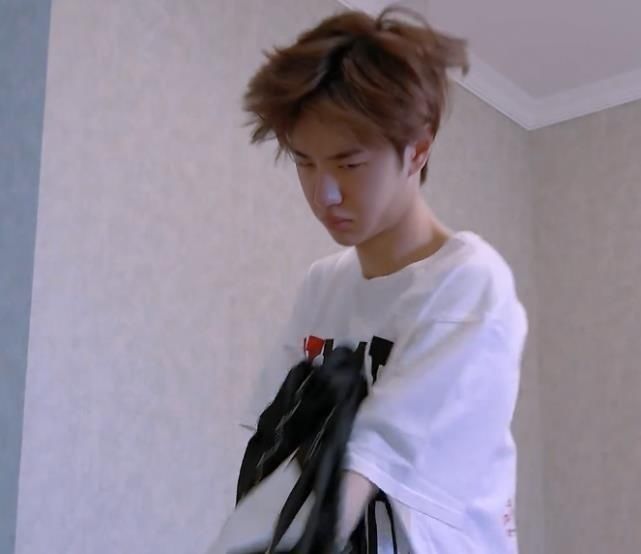 节目组|王一博刚起床,节目组就拍他,犯迷糊的样子,太好笑了