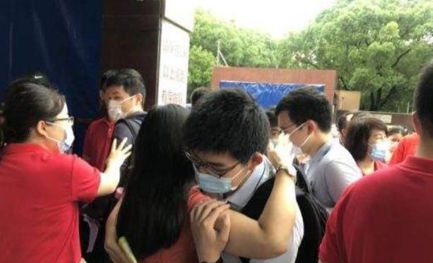 别忘了|女幼师要求男童“亲”她,自称“想犯罪”:别忘了身为老师的形象