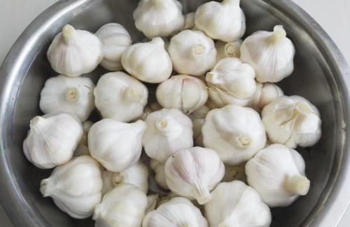  制作|奶奶腌30年的糖蒜秘方，制作简单吃着过瘾，放一年不蔫不坏还倍脆