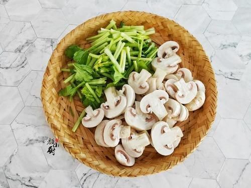 食材|夏天最应该吃的一个菜,5块钱一斤,清爽可口又营养,全家都喜欢