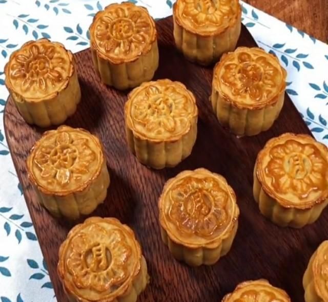 香甜|广式莲蓉蛋黄月饼详细做法,无任何添加剂,香甜回油不开裂