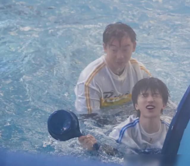  心疼|郑恺有多厉害？蔡徐坤的头按进水里，脸被憋红还不放手：让人心疼