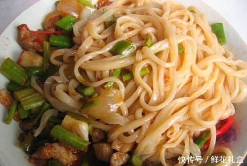 米饭中|经常吃大米饭和经常吃面条有什么区别?知道了更好放心吃