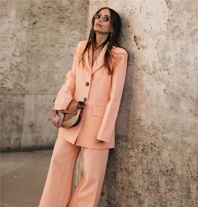  西装|买什么西装不容易过时？这“5个”款式很经典，时髦洋气又百搭