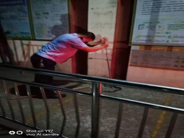  幼儿园|永春这里1米多长的“迷路”蛇跑到幼儿园门口，民警立即出手……