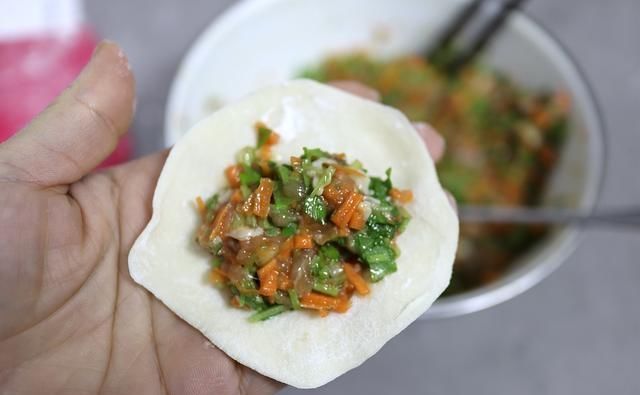  三伏天|三伏天，用这些菜做蒸饺，8分钟出锅，柔软香嫩，手抓着吃更过瘾