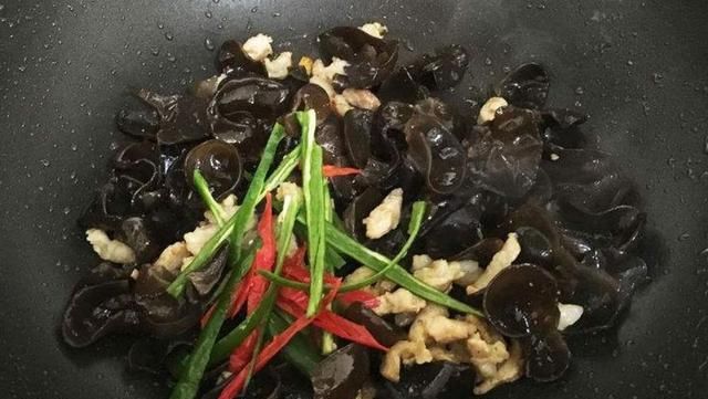  沥干水分|炒木耳下锅后，总是“噼啪炸锅”很危险！多做这1步，就能解决