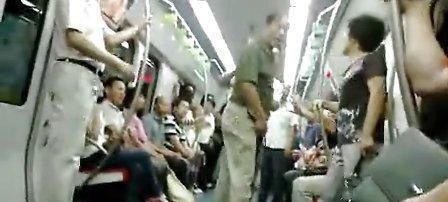 没教养|孩子地铁上没让座，被老人骂没教养，宝妈霸气回怼：请互相理解