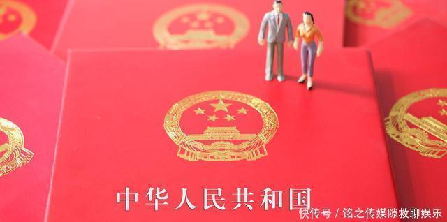 夫妻|新郎接亲途遭车祸致瘫，获赔80万，新娘离婚要分40万！法院这样判