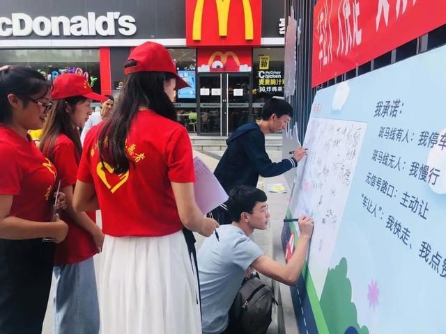 市民文明|志愿者 | “车让人·人快走” 礼让劝导