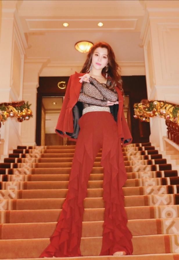  版型设计|刘翔前妻葛天也太美了，穿网状上衣配荷叶喇叭裤，长卷发A到爆