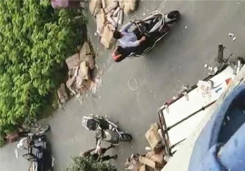  货车|货车拉10吨猪肉翻车，被抢得只剩3吨不到，车主：大爷连车门都拉走了！