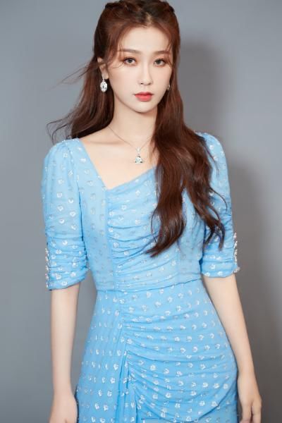 西装|THE9发布会现场直拍,刘雨昕西装虞书欣长裙,孔雪儿大波浪撑门面