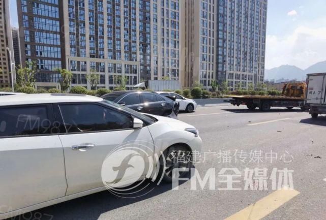  砰砰|砰砰砰砰！福州市区一宝马连撞3车！“它飞一样的过来了”