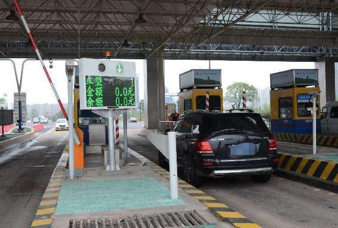  频繁|车停家中却频繁收到扣费信息，3天扣了155次，车主：拔卡也没用