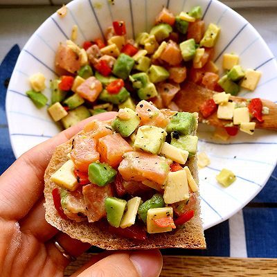  百吉福芝士|牛油果三文鱼芝士开放式三明治