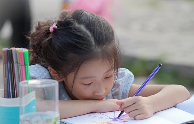 年轻夫妻|月入上万的年轻夫妻，要孩子却成了难言之隐，原因真的很现实