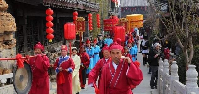 说法|旧时北方婚礼上的那些忌讳，盖井盖，撒五谷，捅窗户纸各有说法