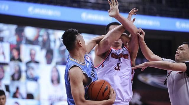  万圣|CBA赛场爆发激烈冲突！翟晓川和万圣伟打了起来，两人均被吹违体