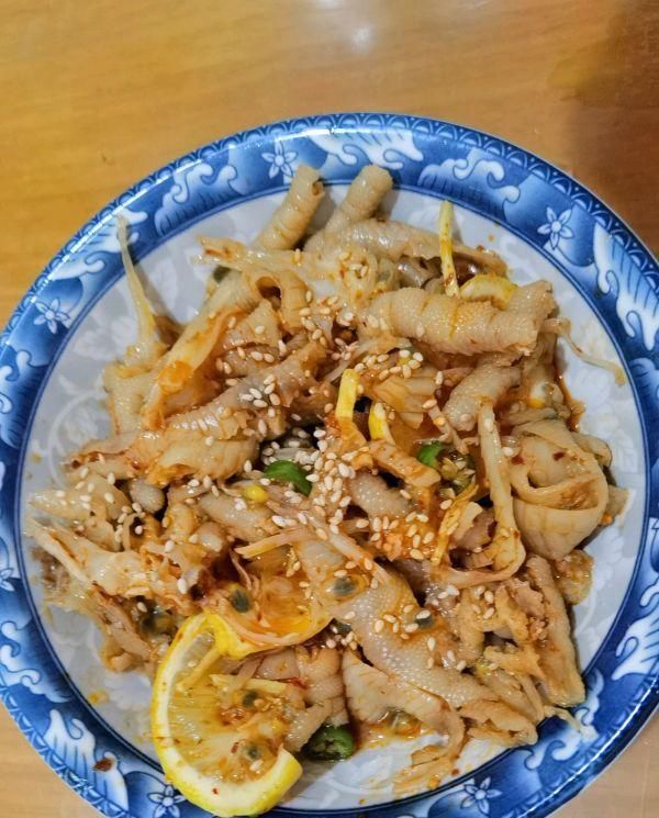  菜场|菜场买来几只鸡爪，凉拌了几下，孩子吃的一口不剩，真过瘾！